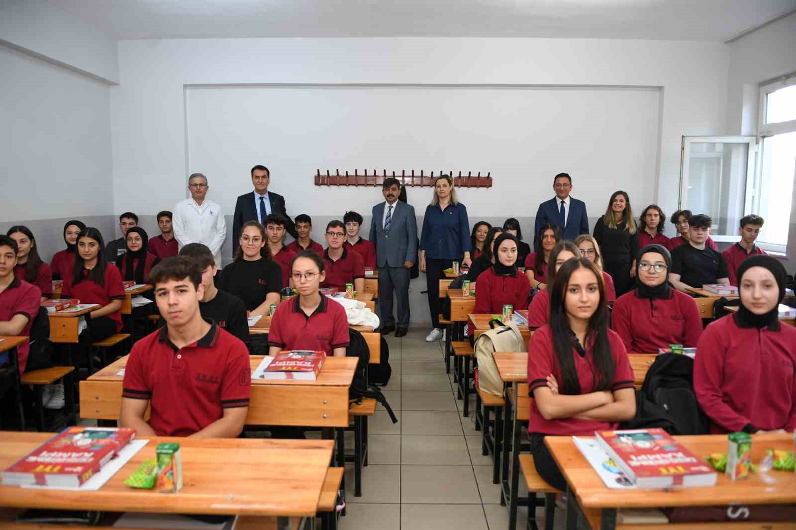 Başkan Dündar, yeni haftaya okulda başladı