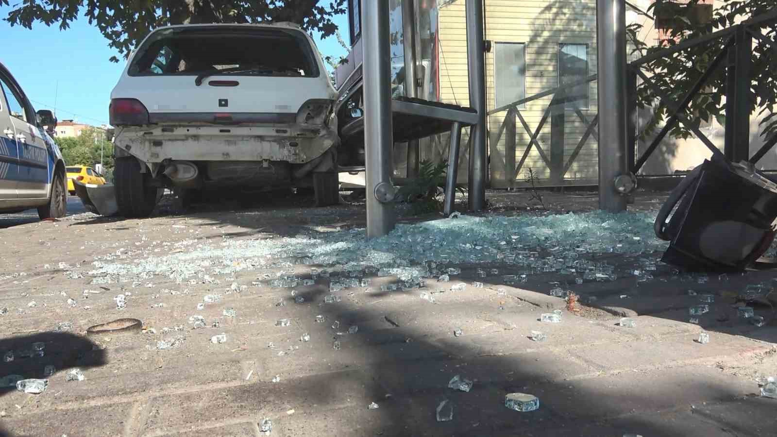 Otomobil otobüs durağına daldı: 1’i ağır 3 yaralı