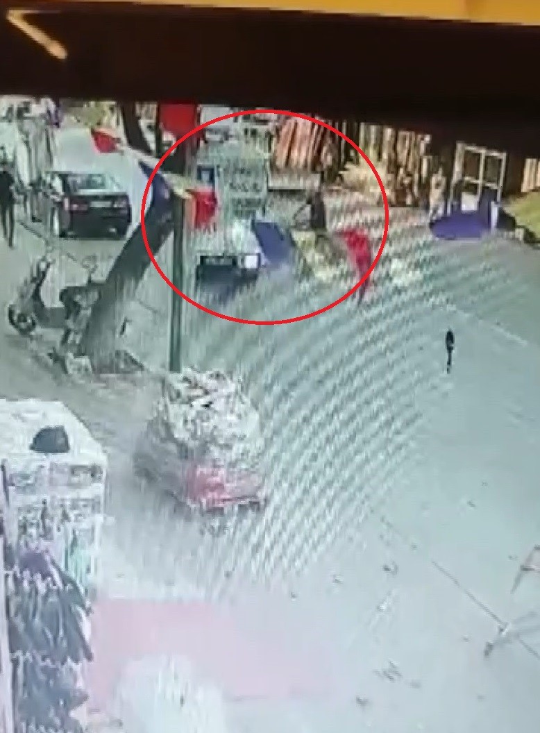 Bursa’da aniden yola çıkan kamyonet akülü bisiklete çarptı