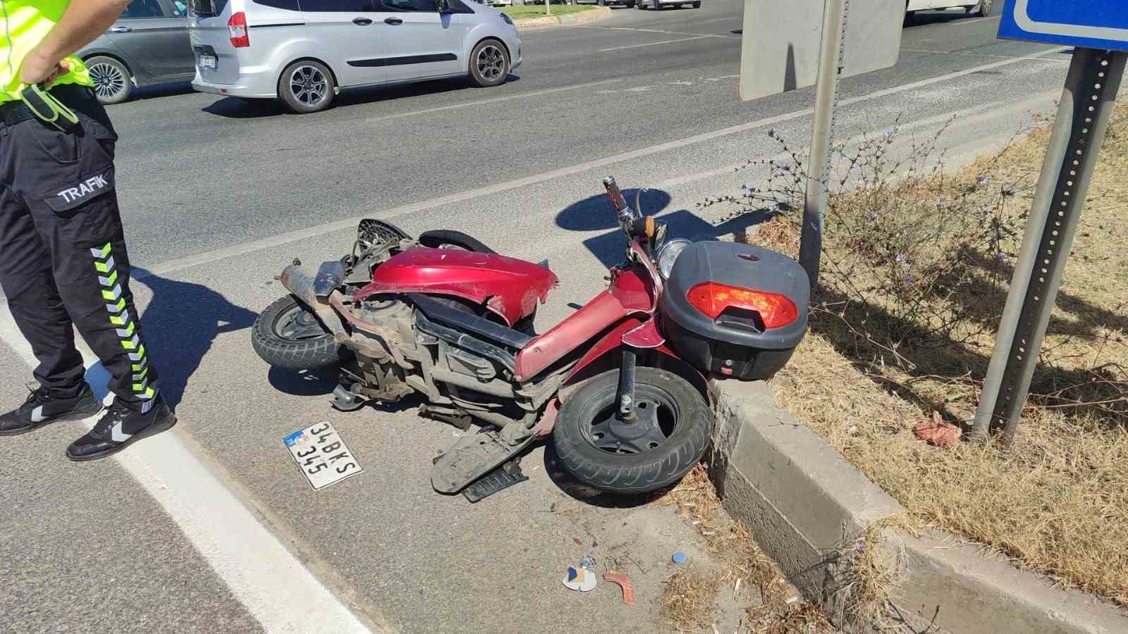 Kırmızıda geçen otomobil motosikletli kadına çarptı
