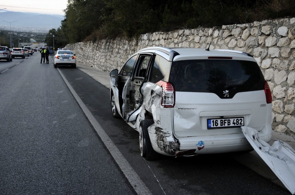Bursa’da hızla ilerleyen otomobil önündeki araca çarptı