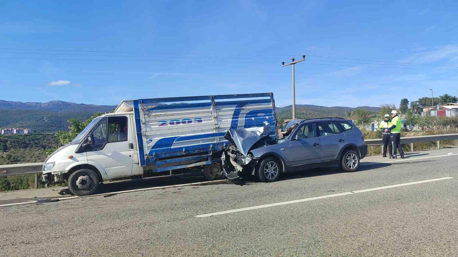 Lüks araç emniyet şeridindeki kamyonete çarptı: 2 yaralı