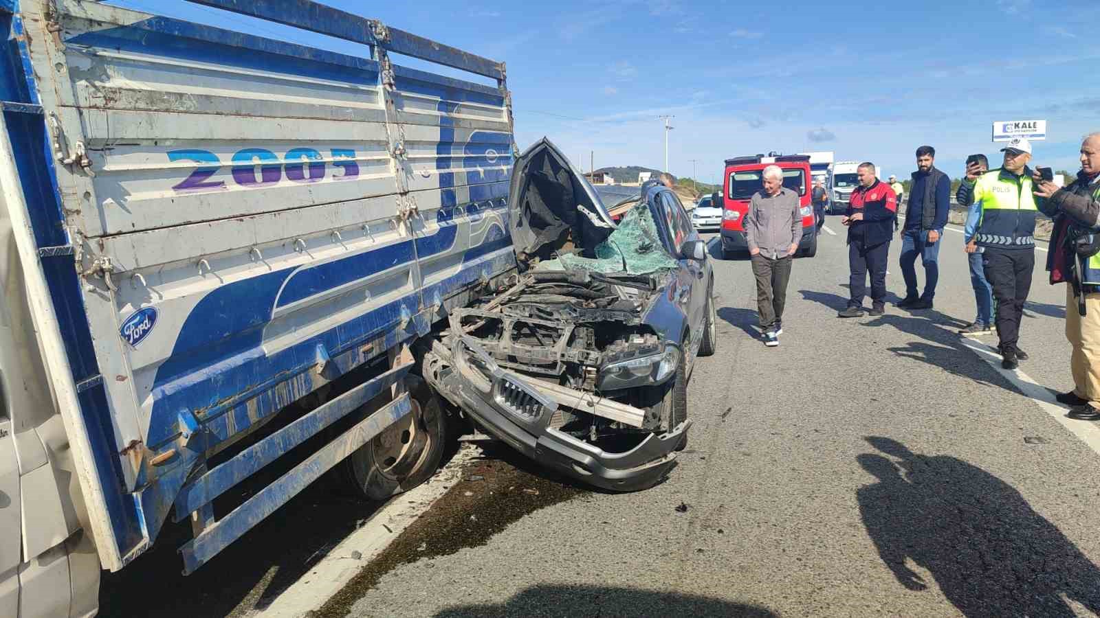 Lüks araç emniyet şeridindeki kamyonete çarptı: 2 yaralı