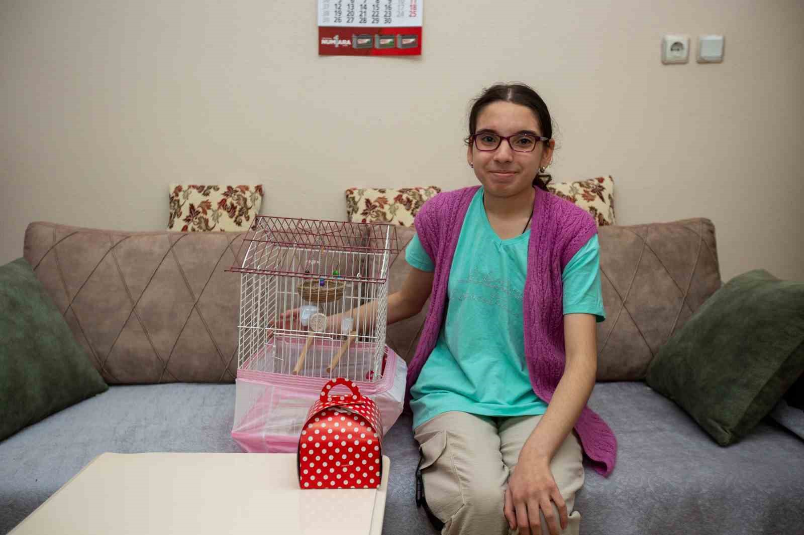 15 yaşındaki bedensel engelli Melike’nin yüzünü güldüren hediye