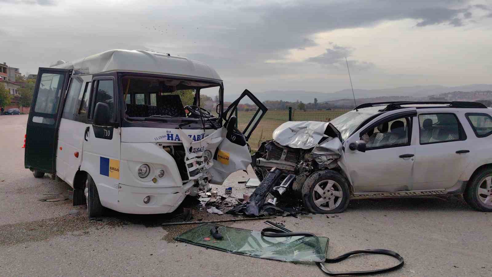 Yolcu dolu minibüs ciple çarpıştı, 11 kişi yaralandı