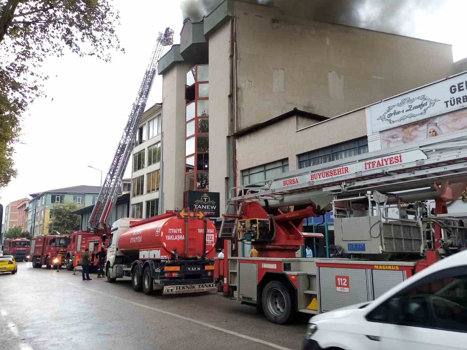 Bursa’da 5 katlı mobilya imalathanesinde yangın