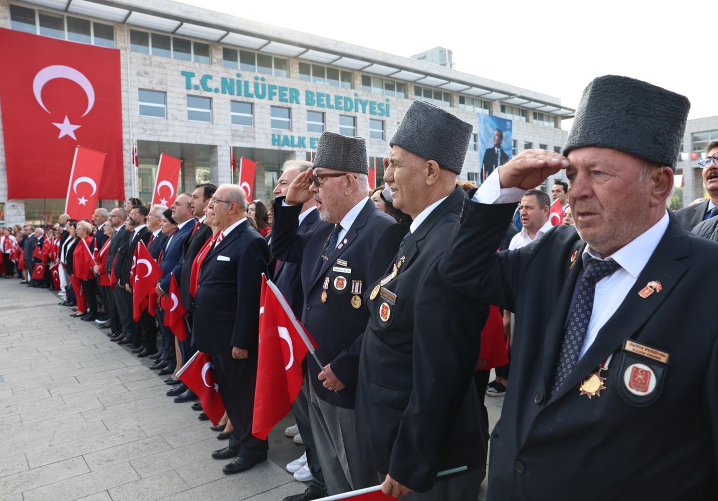 Nilüfer’de Cumhuriyet Bayramı kutlamalarının ilk adresi Atatürk anıtı
