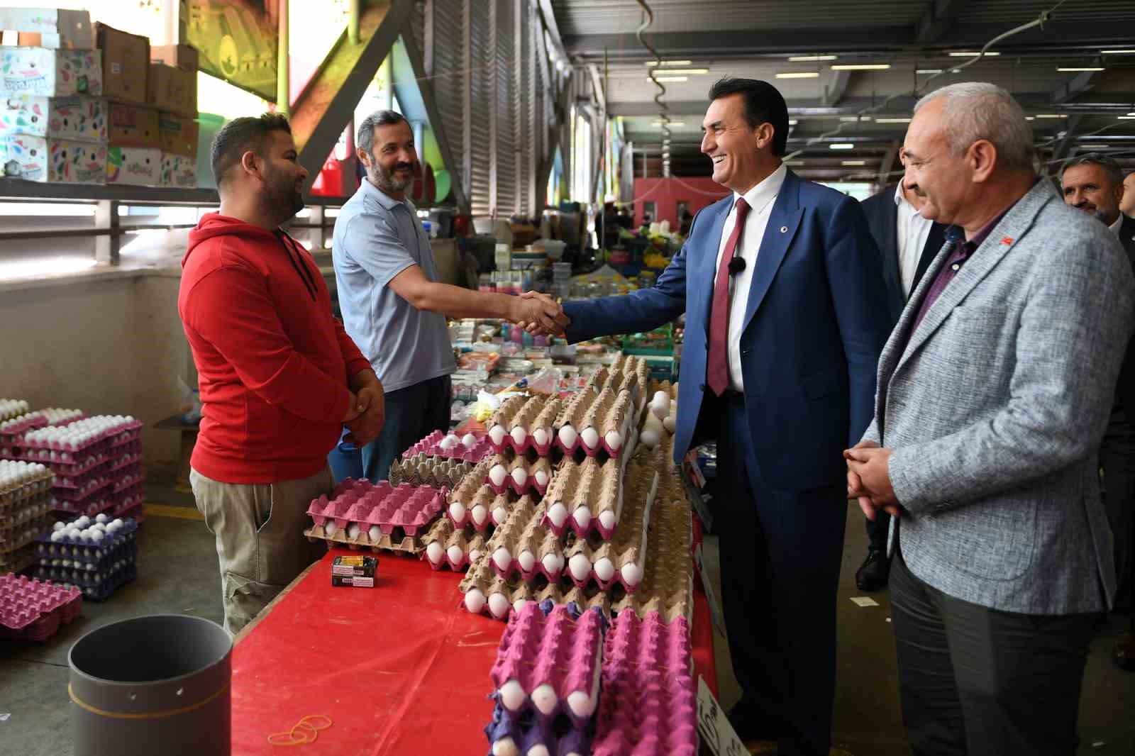 Başkan Dündar, pazarcı esnafının yanında