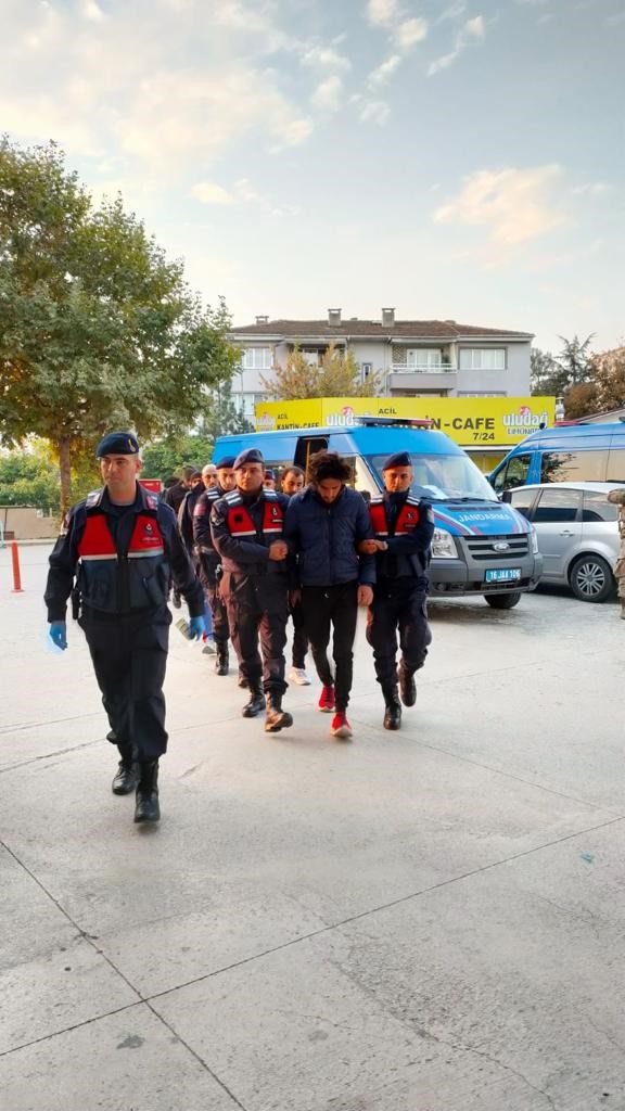 Jandarma ekiplerinden kaçak göçmenlere operasyon: 10 kişi yakalandı