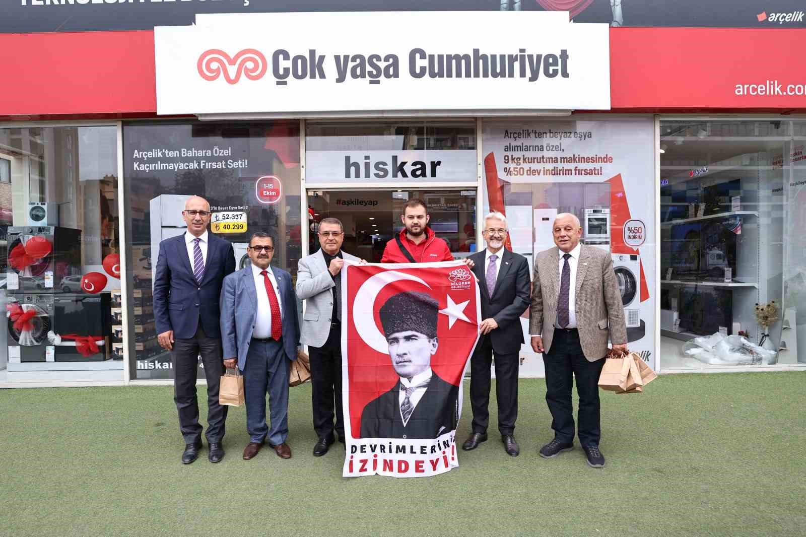 Başkanlardan esnafa Atatürk posteri ve Türk bayrağı