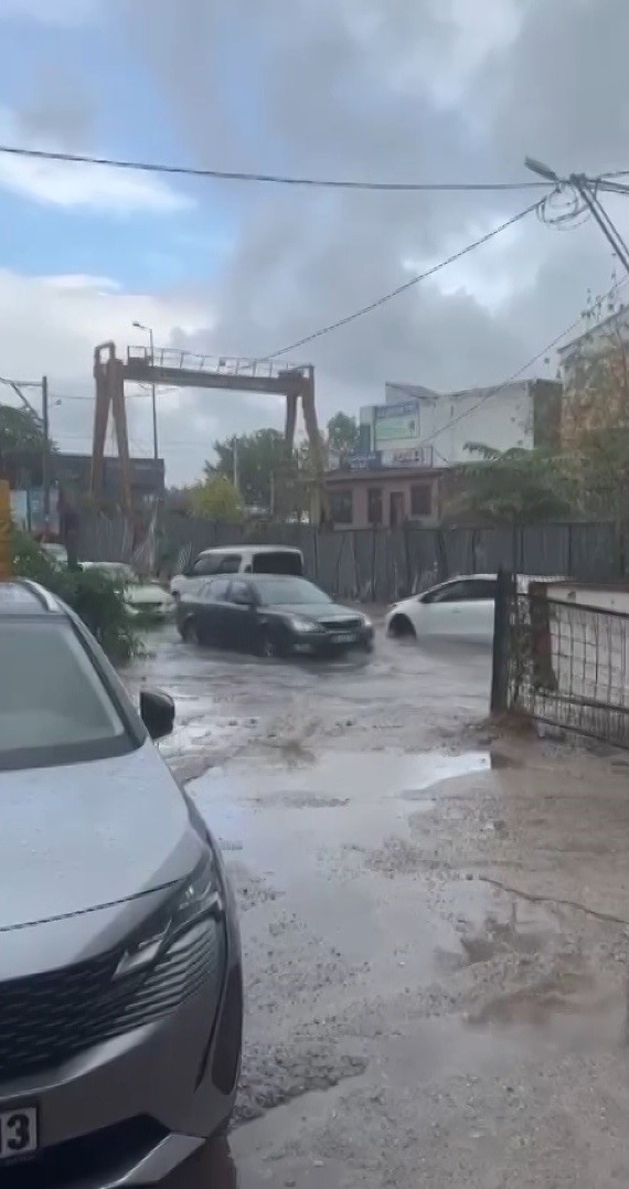 Bursa’da yağış bir anda etkisini gösterdi