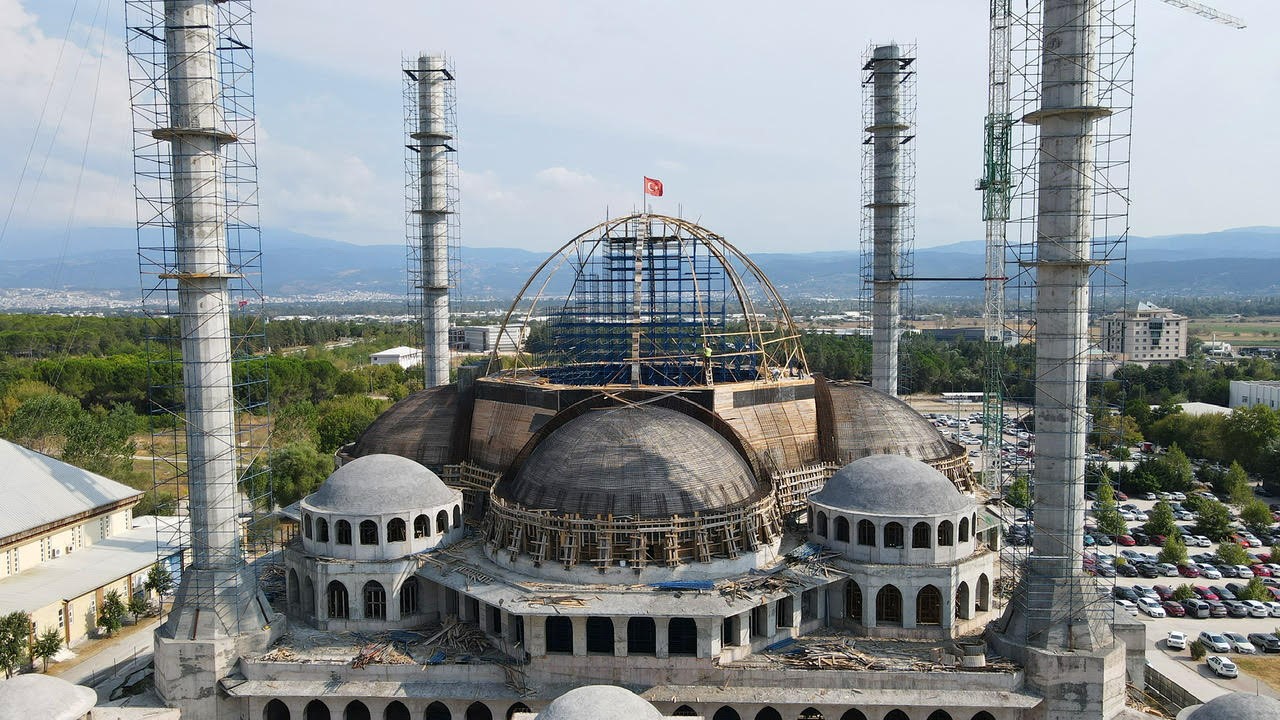 Uludağ Üniversitesi’ndeki devasa caminin kaba inşaatı bitiyor