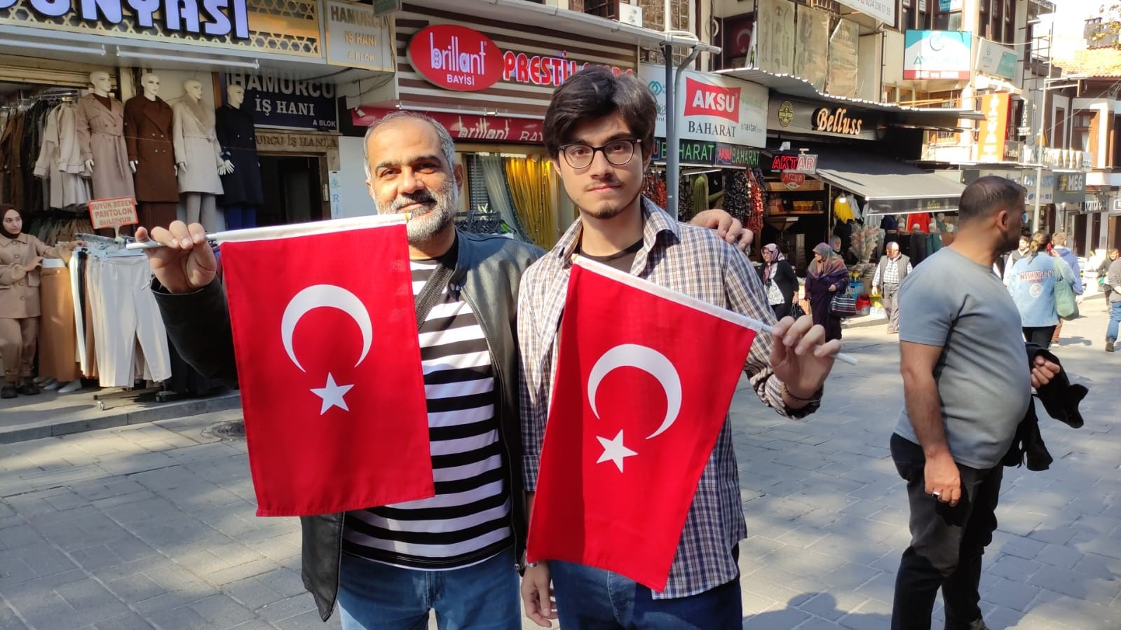 (Özel) Pakistanlı turistin Türk bayrağı sevgisi