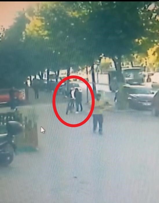 Bisikleti çalan hırsızlar kameraya yakalandı