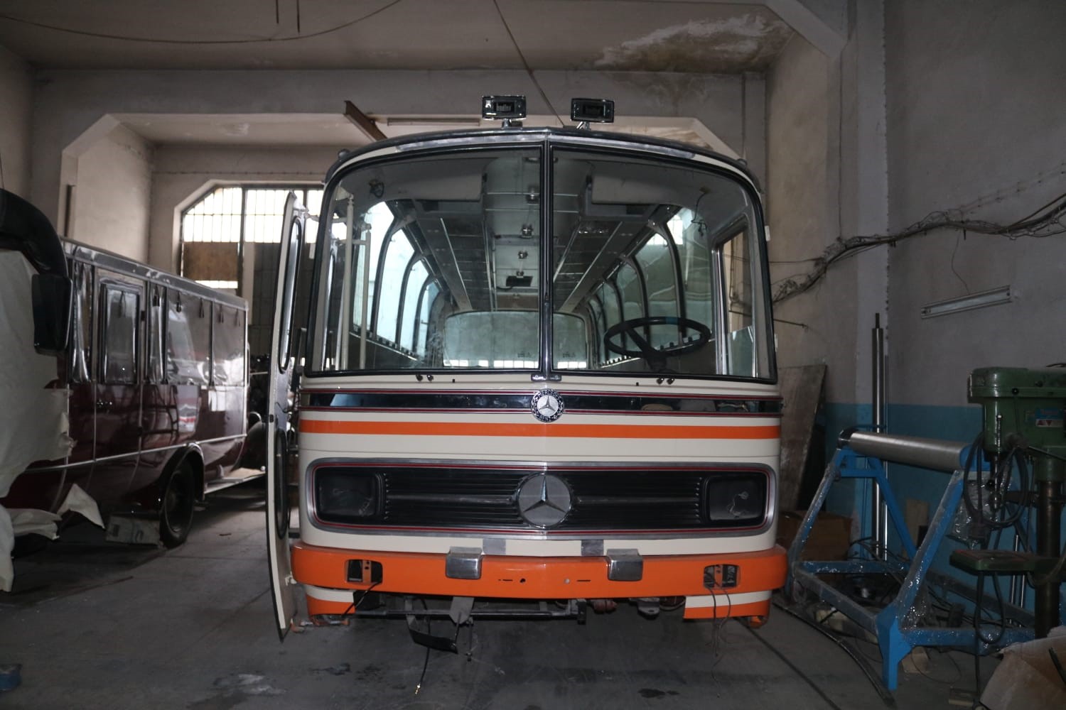 (Özel) Sanayi sitesi içerisindeki müze...90 yıllık klasik otobüsleri restore ediyorlar