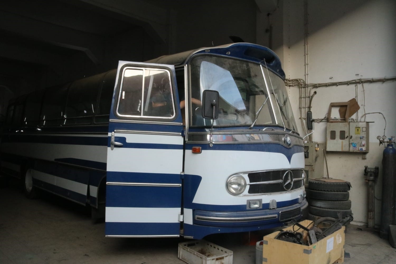 (Özel) Sanayi sitesi içerisindeki müze...90 yıllık klasik otobüsleri restore ediyorlar