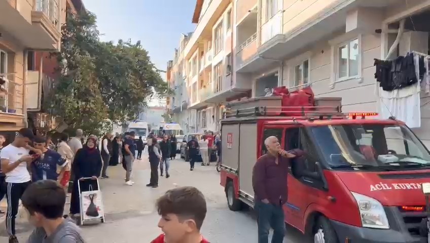 Bursa’da evin çatısında başlayan yangın yan binaya sıçradı