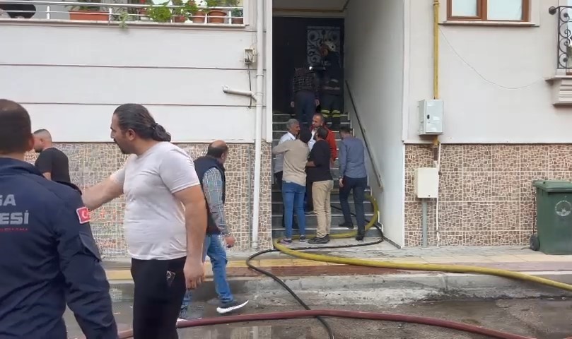 Bursa’da evin çatısında başlayan yangın yan binaya sıçradı