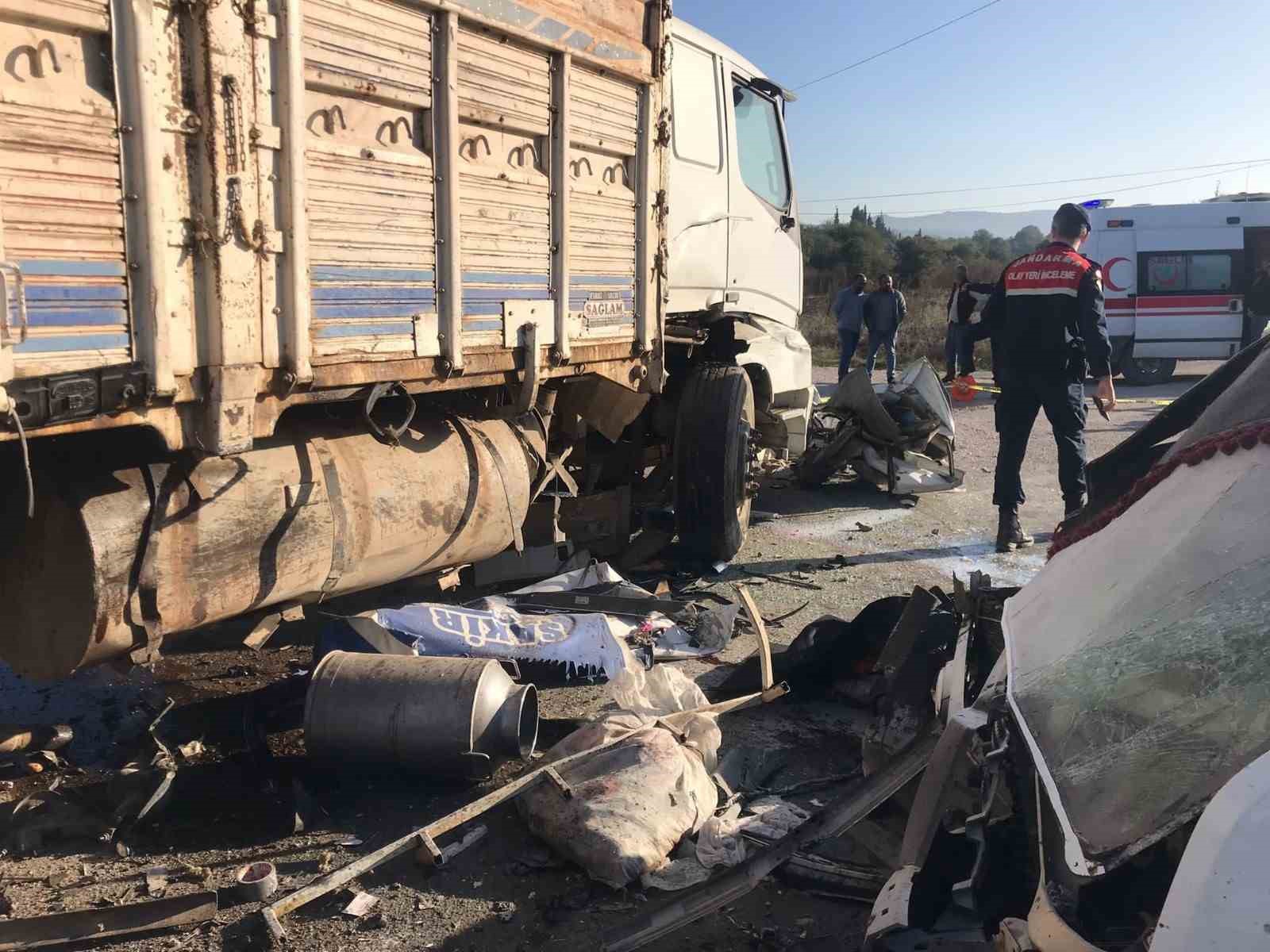 Süt toplama aracı kamyonla çarpıştı: 1 ölü, 5 yaralı