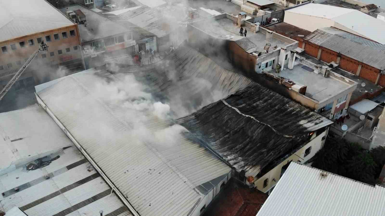 Mobilya imalathanesindeki yangın söndürüldü: Çevre evler zarar gördü