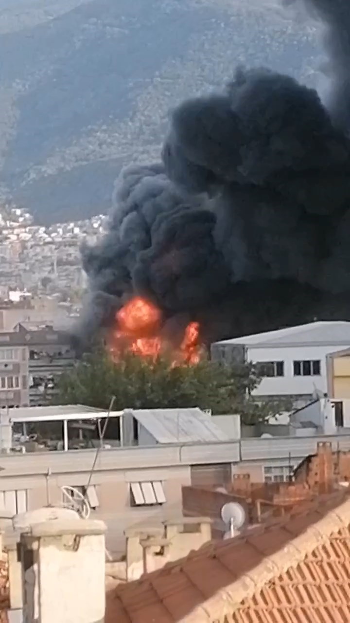 Mobilya imalathanesindeki yangın söndürüldü: Çevre evler zarar gördü