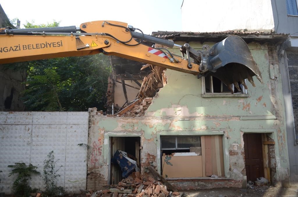 Osmangazi’de tehlike saçan metruk binalar yıkılıyor