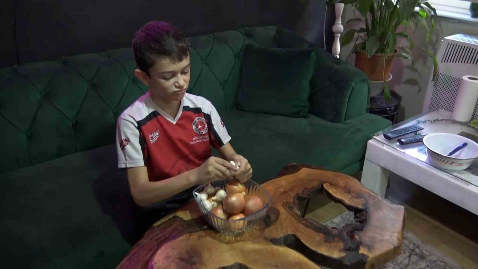12 yaşındaki Eymen’i görenler şaşkına dönüyor: Okula giderken bile sarımsak yiyor