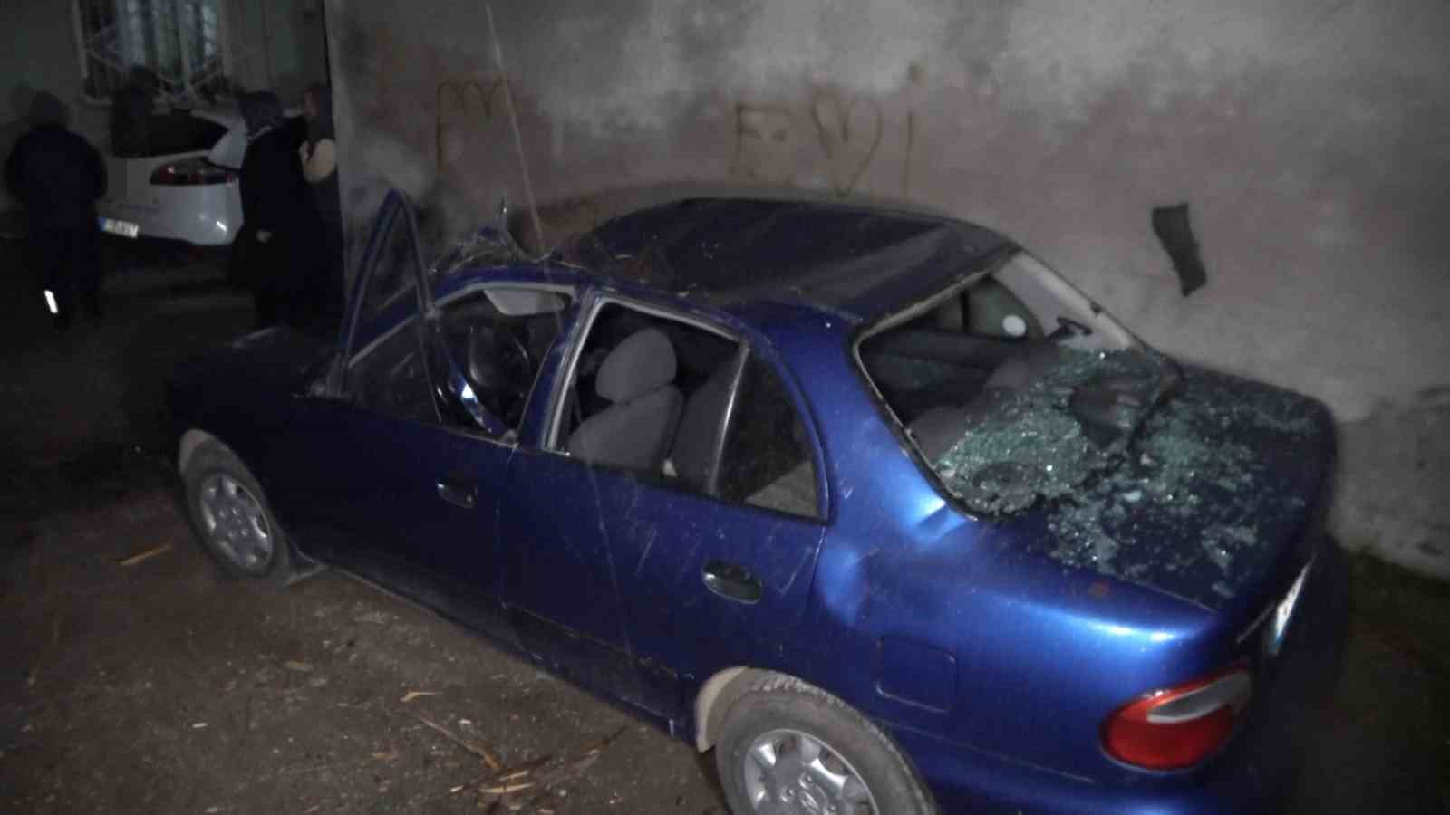 Çatı parçaları 2 sokakta araçların üzerine devrildi, 5 araç zarar gördü