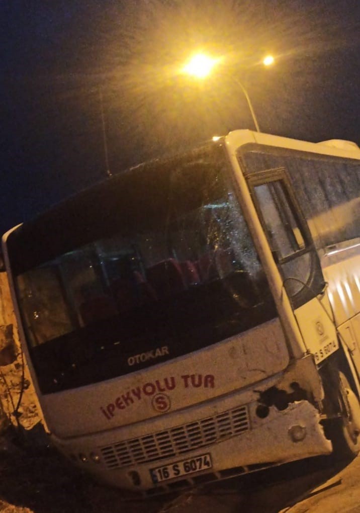 Bursa’da iki servis minibüsü çarpıştı: 7 yaralı