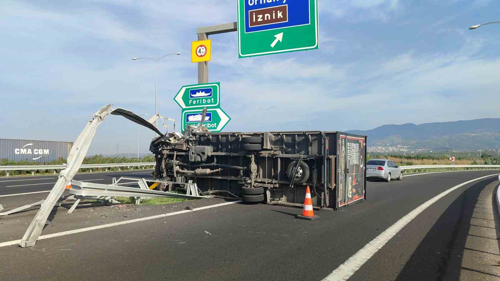 Bursa’da kamyonet bariyere saplandı