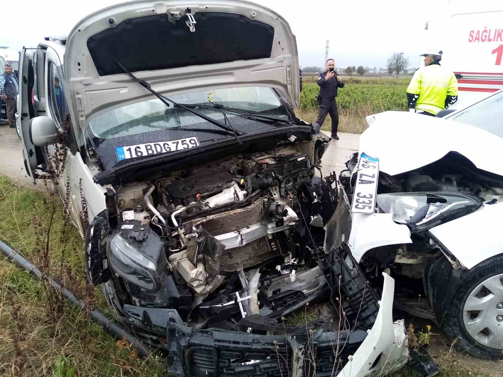 İnegöl’de ticari araç ile otomobil kafa kafaya çarpıştı: 5 yaralı