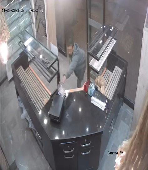 Bursa’da sadaka kutusunu çalan hırsız kamerada