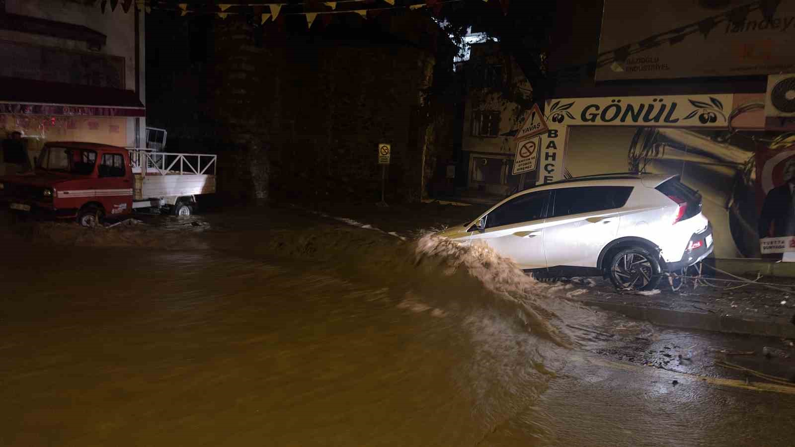 Bursa’da sağanak yağış sele dönüştü: Dereler taştı, yollar göle döndü
