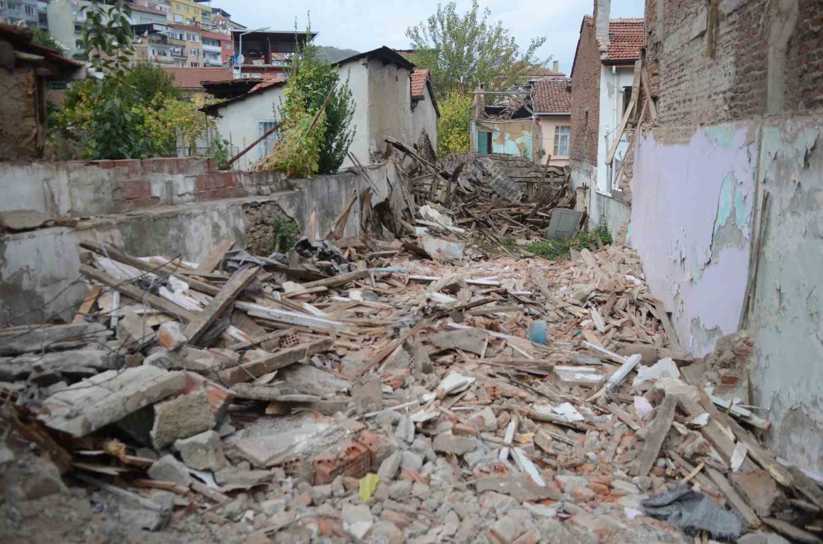Osmangazi’de metruk binalar bir bir yıkılıyor