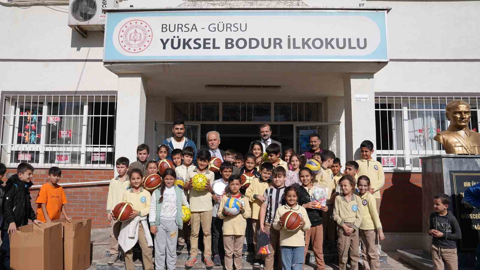Sporcu kenti Gürsu’da okullara spor desteği