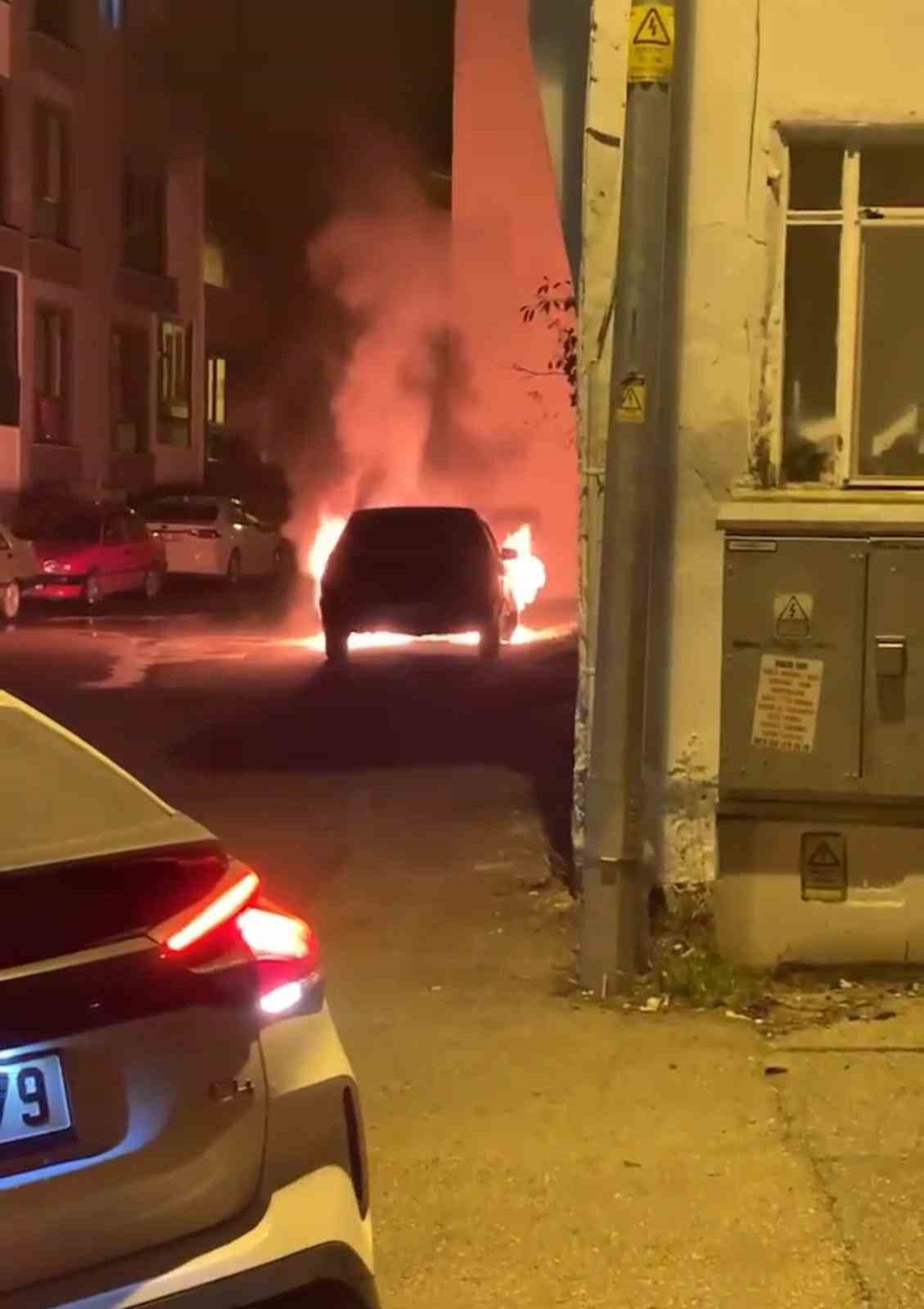 Bursa’da 3 araç alev alev yandı