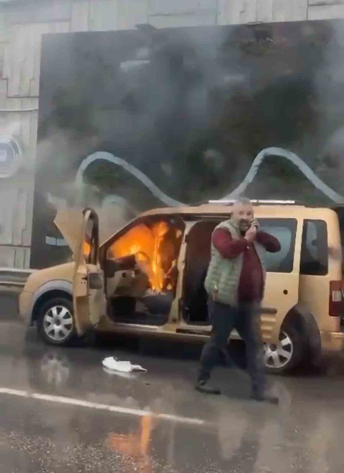 Bursa’da 3 araç alev alev yandı