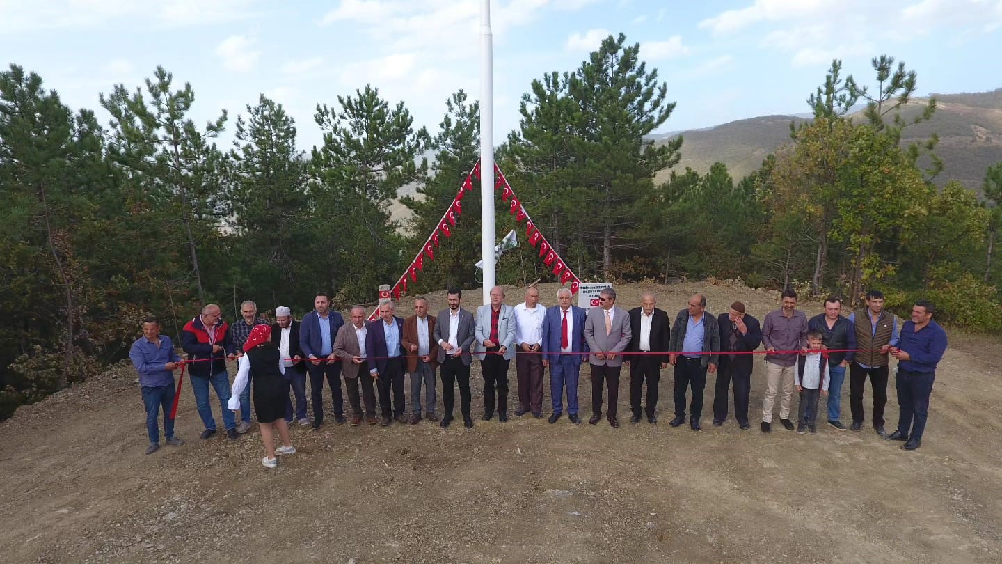 Köylüler aralarında para topladı, 100. yıla özel 23 metre uzunluğunda bayrak dikti