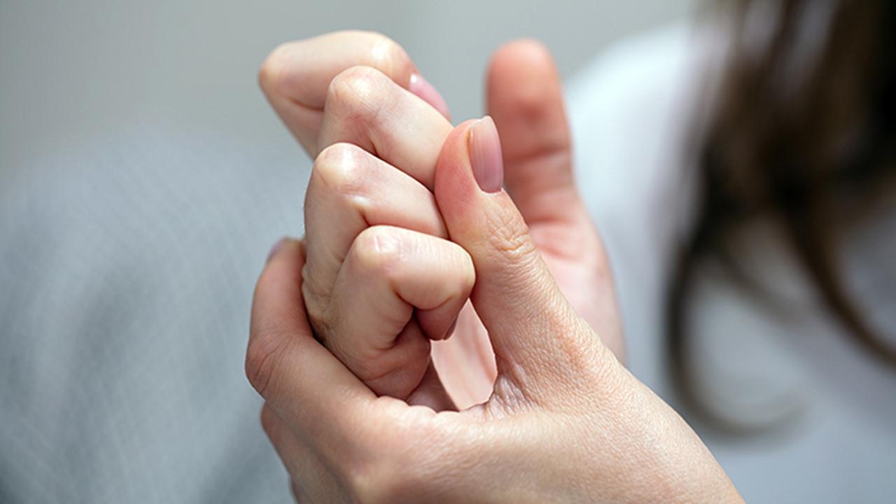 Sürekli parmak çıtlatmak kireçlenme yapar mı? Psikolojik parmak çıtlatmak zararlı mı?