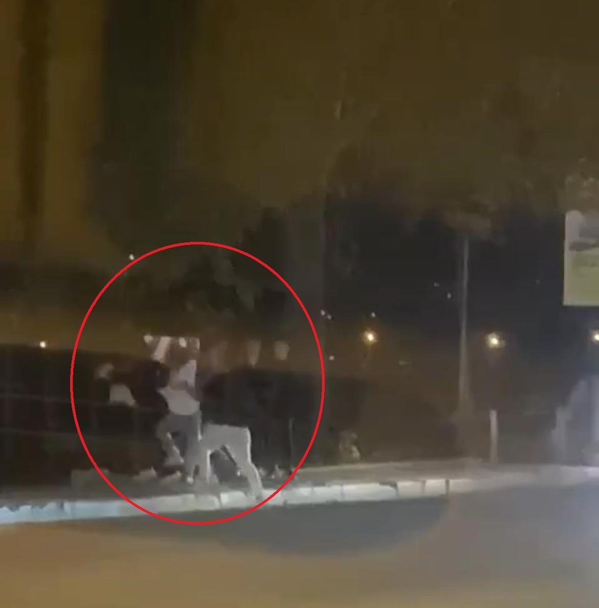 Bursa’da ‘yan bakma’ kavgası kamerada: Caddeyi boks ringine çevirdiler