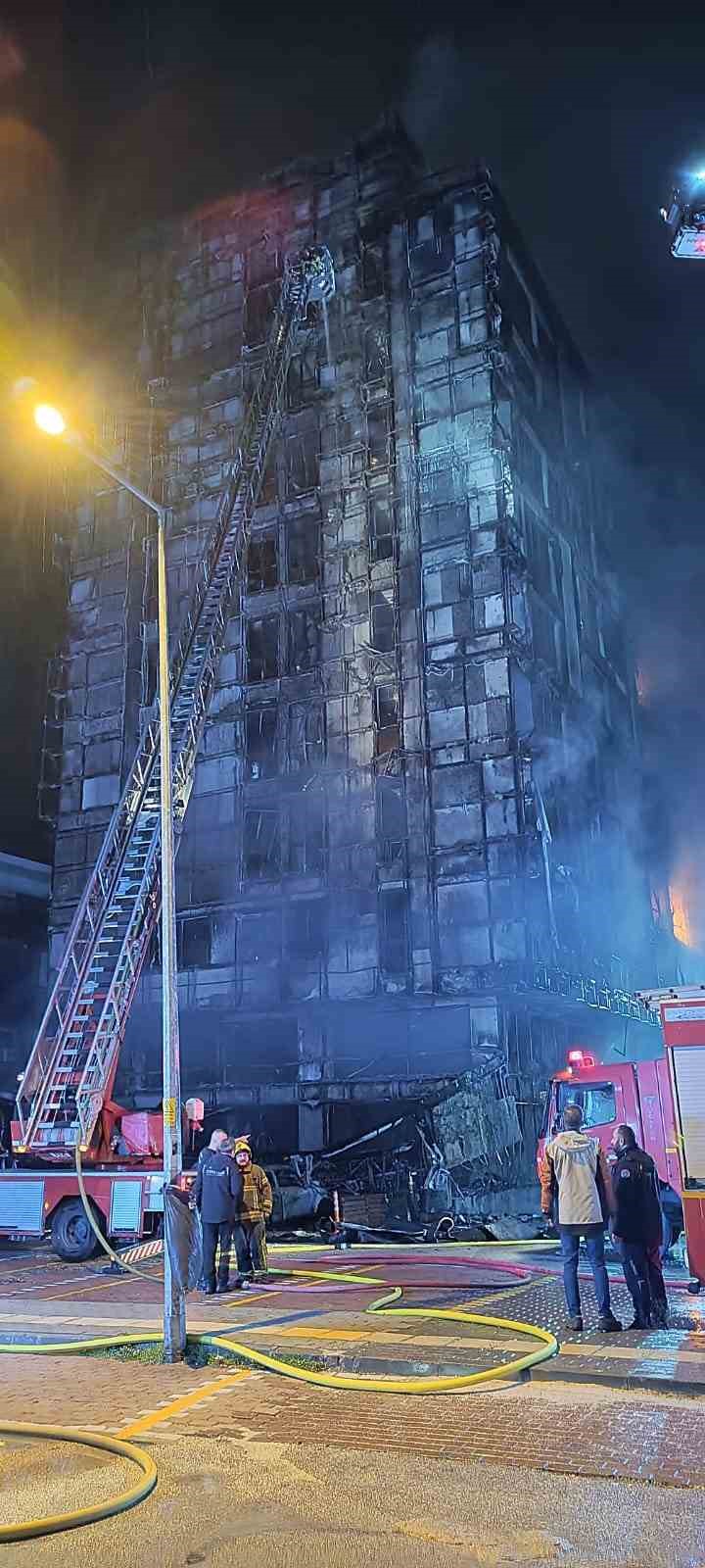 Bursa’da 10 katlı iş merkezi alev alev yandı