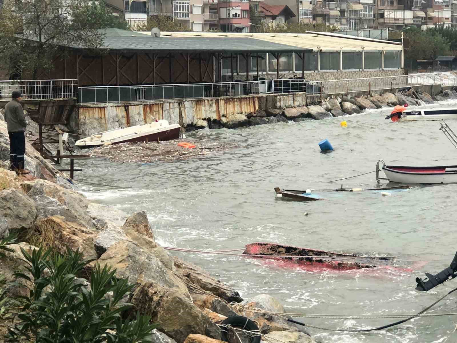 Bursa’da yaşanan fırtına sonrası tekneler alabora oldu