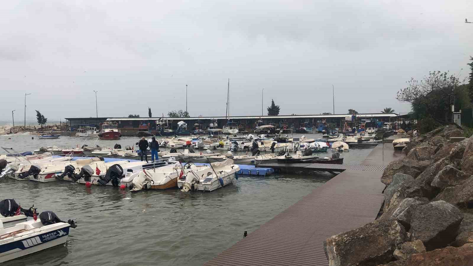 Bursa’da yaşanan fırtına sonrası tekneler alabora oldu