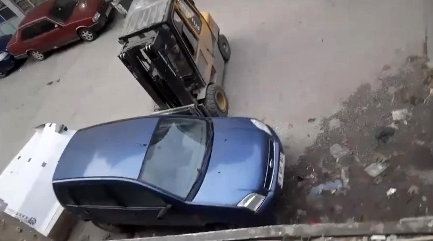 Bursa’da ilginç anlar: Yanlış park edilen aracı fotkliftle kaldırdı