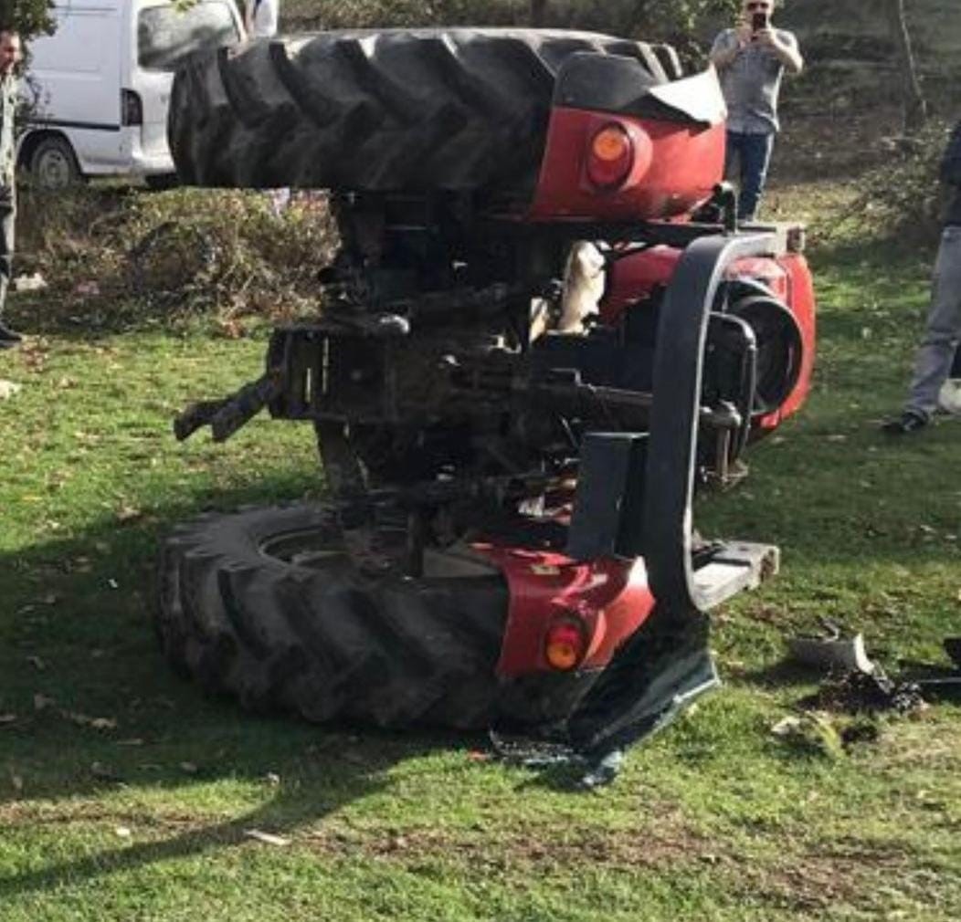 İnegöl’de traktör park halindeki araca çarparak devrildi: 1 yaralı