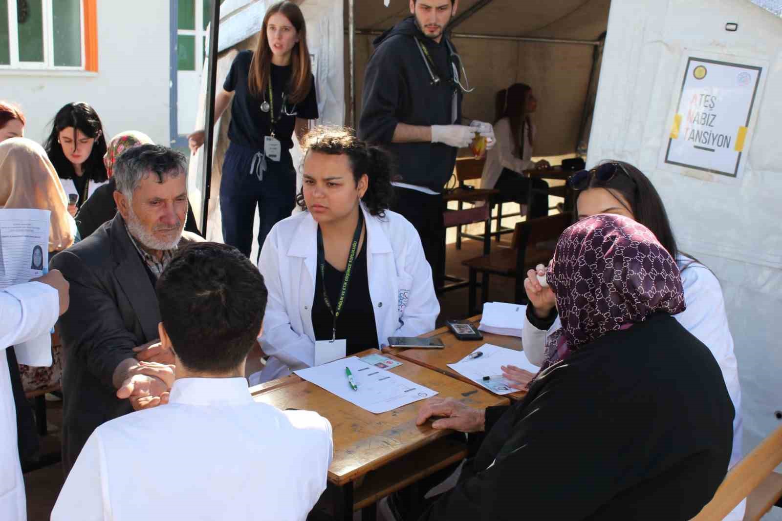 Tıp öğrencileri çadır projesiyle gönüllü sağlık hizmeti vermeye devam ediyor