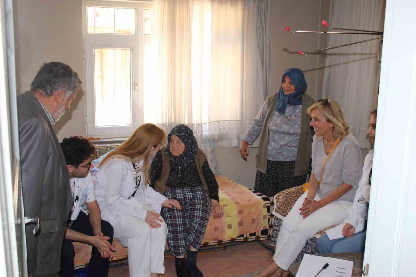 Tıp öğrencileri çadır projesiyle gönüllü sağlık hizmeti vermeye devam ediyor