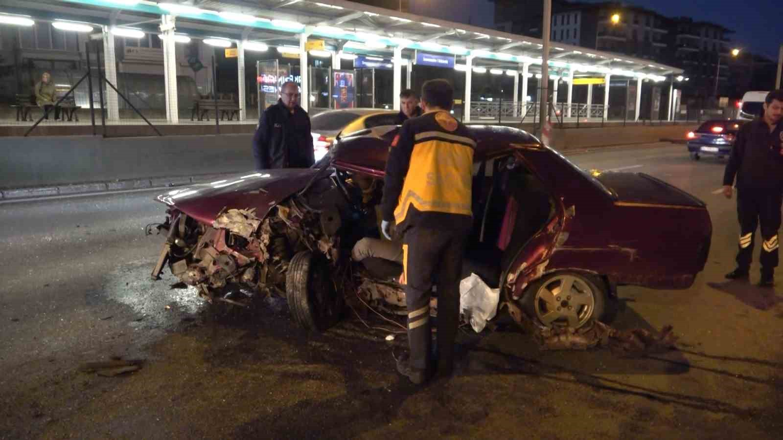 Otomobil Bursaray’ın bariyerine çarptı: 2 yaralı