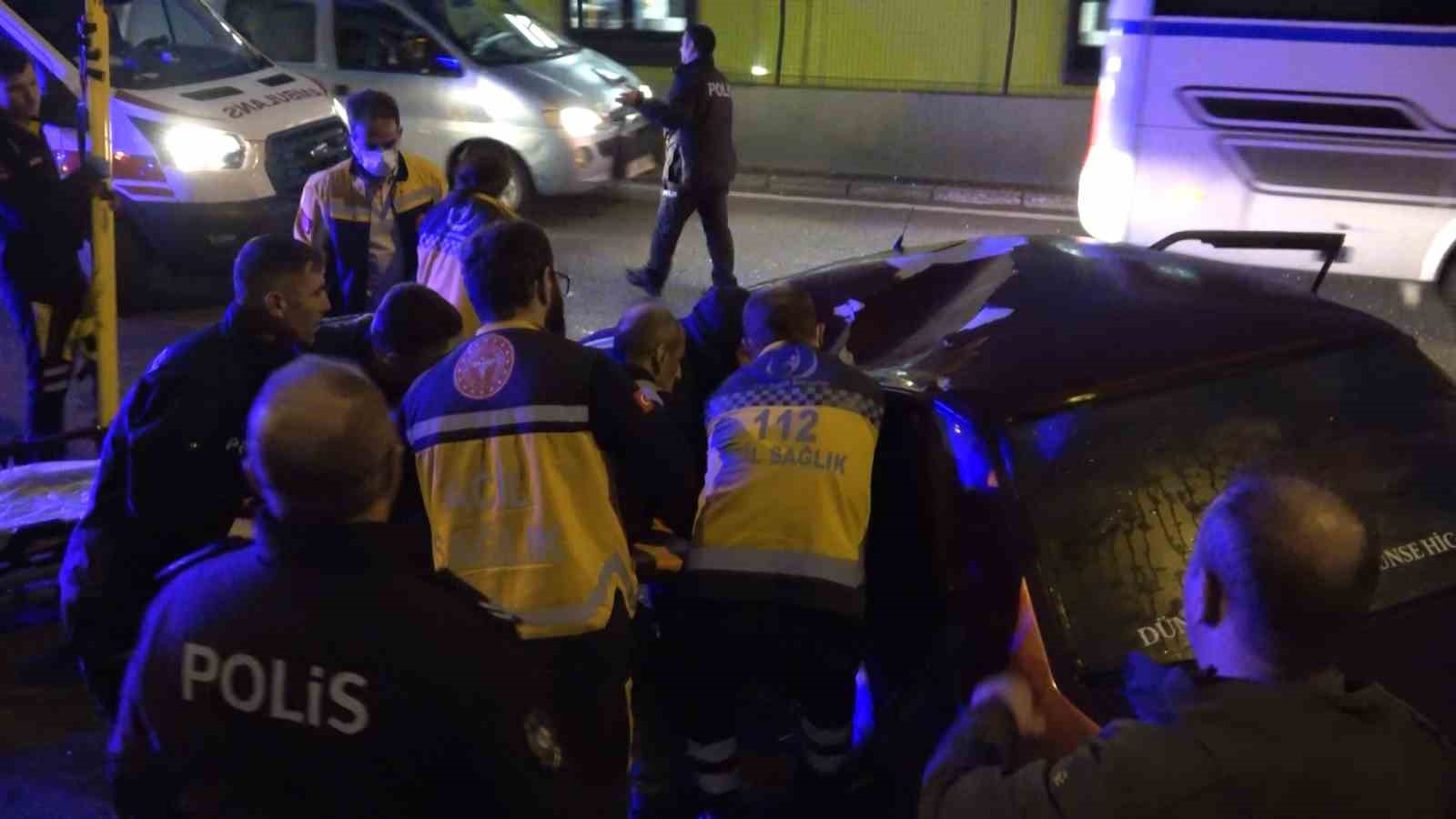 Otomobil Bursaray’ın bariyerine çarptı: 2 yaralı