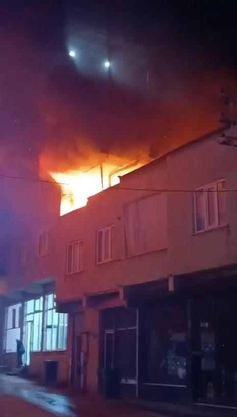 Bursa’da bir evin çatısı alev alev yandı